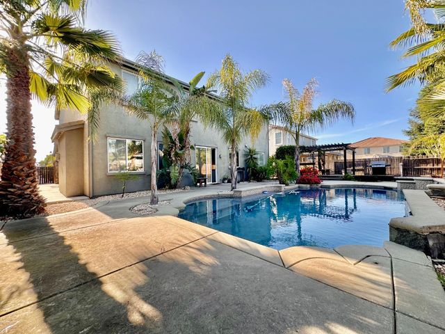 9818 Black Swan Dr, Elk Grove, CA 95624