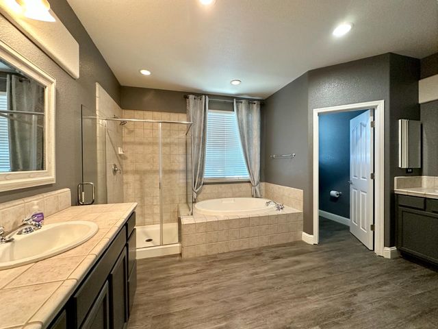 9818 Black Swan Dr, Elk Grove, CA 95624