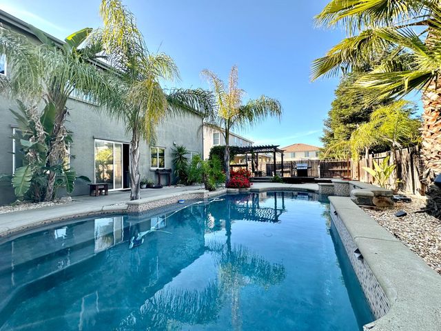 9818 Black Swan Dr, Elk Grove, CA 95624