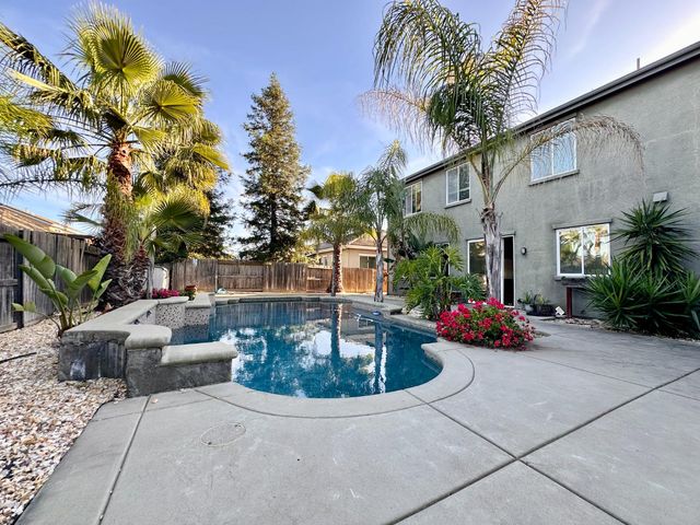 9818 Black Swan Dr, Elk Grove, CA 95624