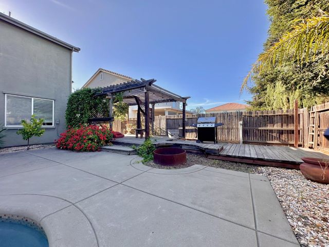 9818 Black Swan Dr, Elk Grove, CA 95624