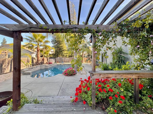 9818 Black Swan Dr, Elk Grove, CA 95624