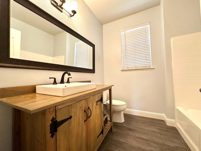 9818 Black Swan Dr, Elk Grove, CA 95624