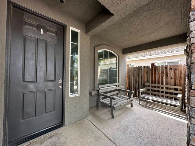 9818 Black Swan Dr, Elk Grove, CA 95624