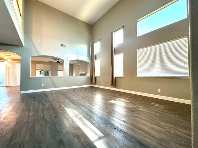 9818 Black Swan Dr, Elk Grove, CA 95624