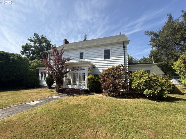 880 E 2ND St, Coquille, OR 97423