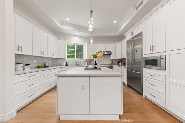 100 Country Club Drive, Burbank, CA 91501
