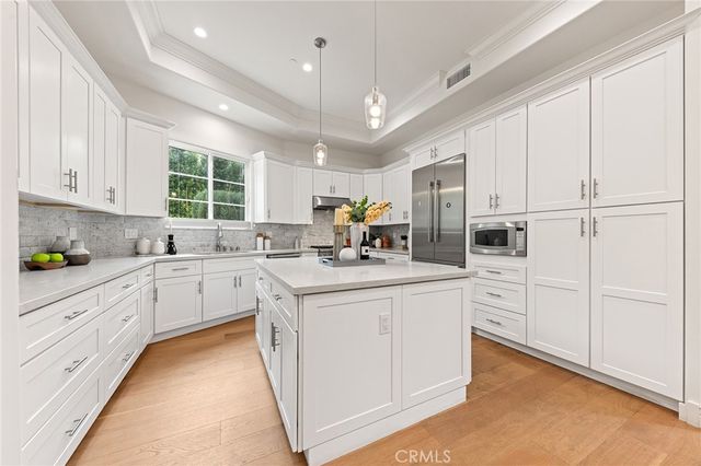 100 Country Club Drive, Burbank, CA 91501