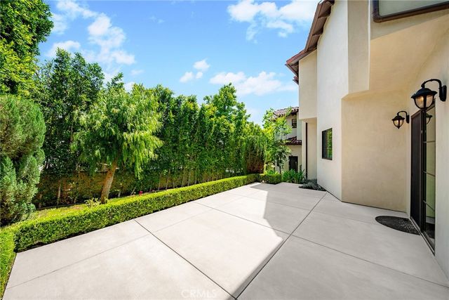 100 Country Club Drive, Burbank, CA 91501
