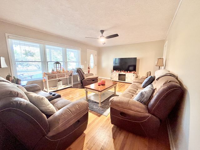 2021 Riverbend Rd, Hopkinsville, KY 42240