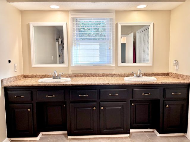 2021 Riverbend Rd, Hopkinsville, KY 42240