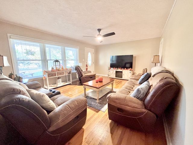 2021 Riverbend Rd, Hopkinsville, KY 42240