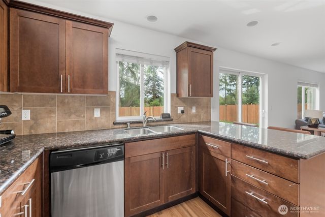 1077 NW Longview Drive, Oak Harbor, WA 98277