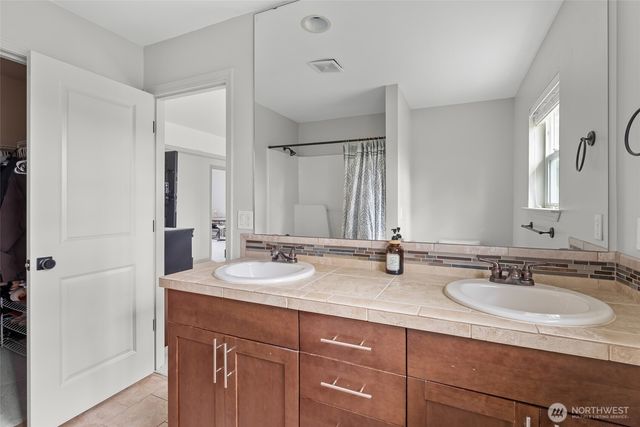 1077 NW Longview Drive, Oak Harbor, WA 98277