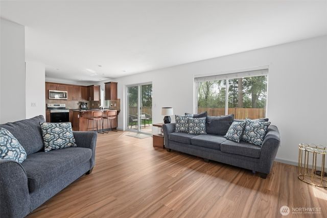 1077 NW Longview Drive, Oak Harbor, WA 98277