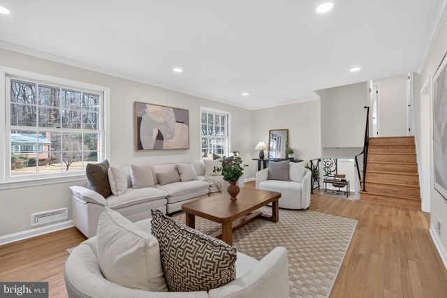 6813 WINTERBERRY LN, Bethesda, MD 20817