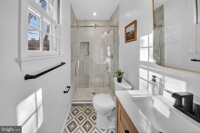 6813 WINTERBERRY LN, Bethesda, MD 20817