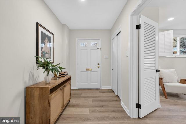 6813 WINTERBERRY LN, Bethesda, MD 20817