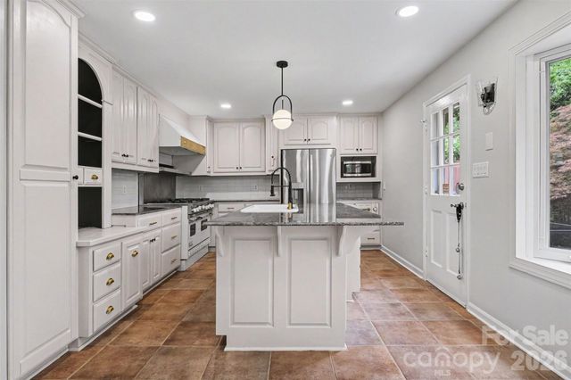 1030 Mclaughlin Drive, Charlotte, NC 28212