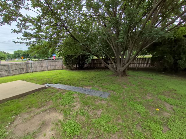 318 Spanish Moss Drive, Arlington, TX 76018
