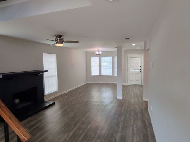 318 Spanish Moss Drive, Arlington, TX 76018