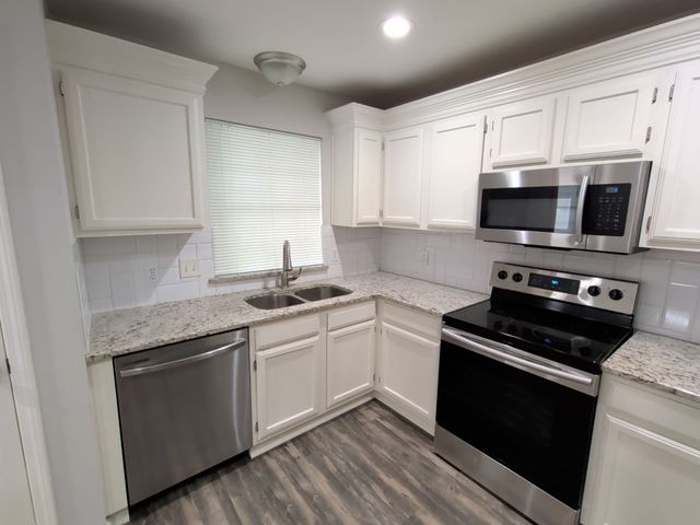 318 Spanish Moss Drive, Arlington, TX 76018