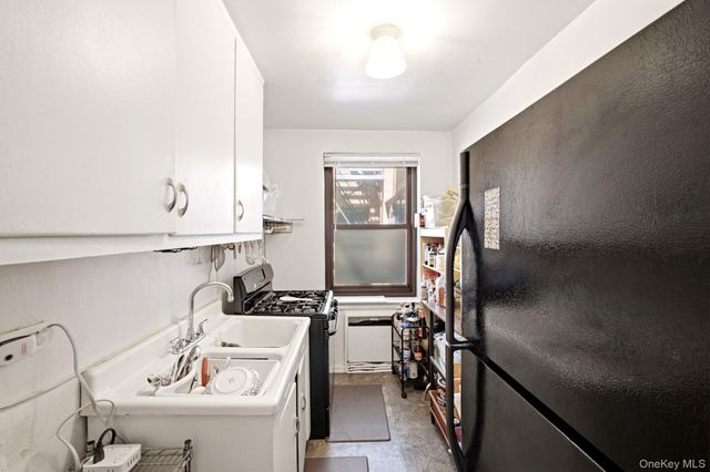 75-05 210 2P, Oakland Gardens, NY 11364