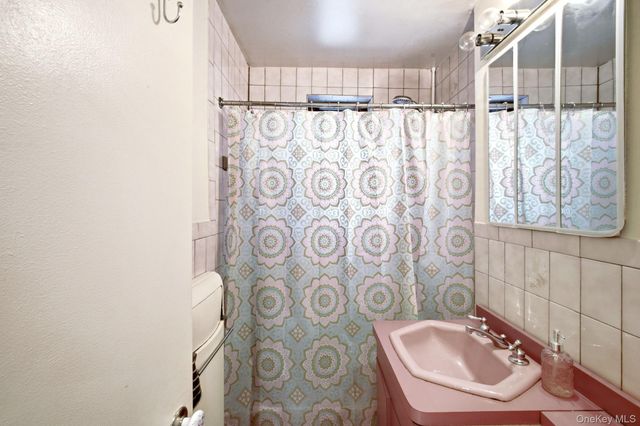 75-05 210 2P, Oakland Gardens, NY 11364