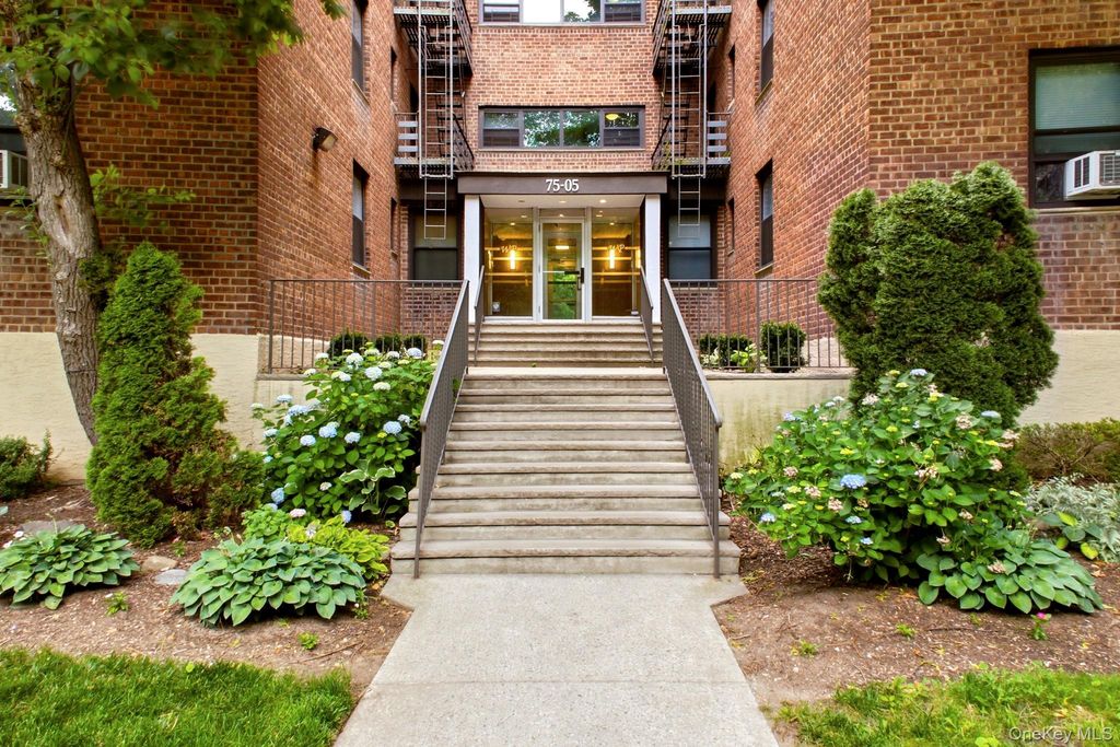 75-05 210 2P, Oakland Gardens, NY 11364