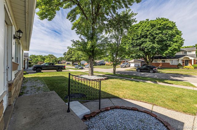 19044 Norwich Road, Livonia, MI 48152
