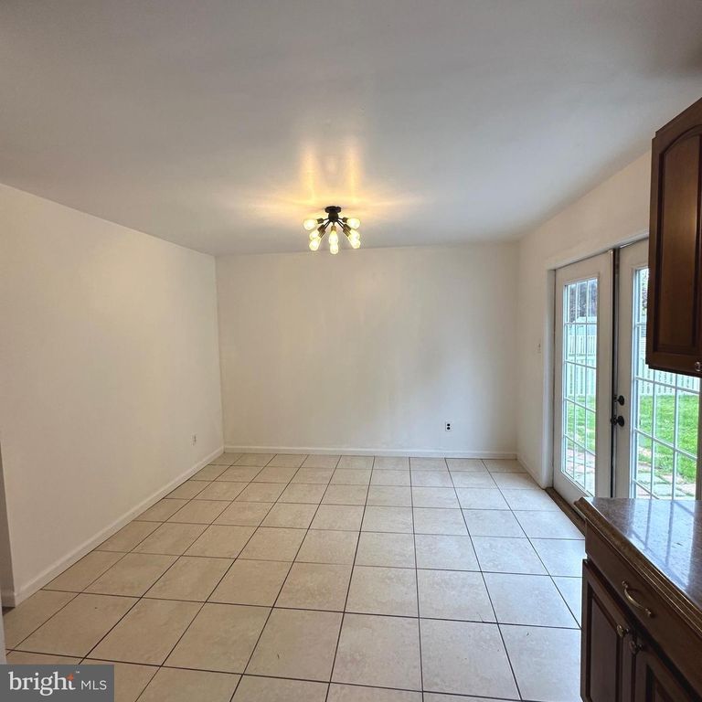 Image 6 of property listing at 323 CHIMNEY OAK DR, Joppa, MD 21085