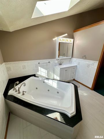 1 Valevue Acres Drive, Jacksonville, IL 62650