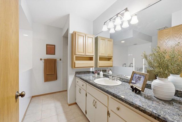 W178N9743 Riversbend CIRCLE W, Germantown, WI 53022