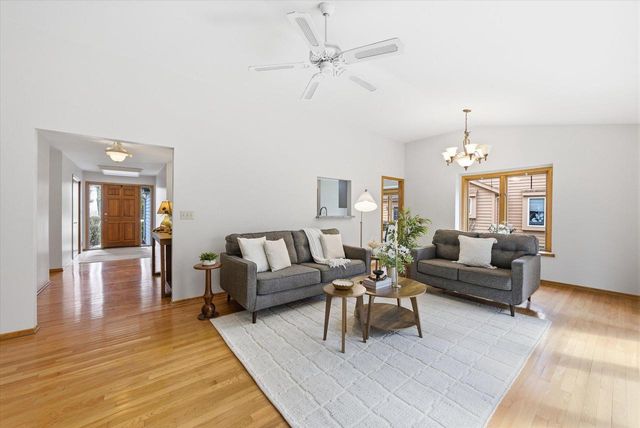 W178N9743 Riversbend CIRCLE W, Germantown, WI 53022