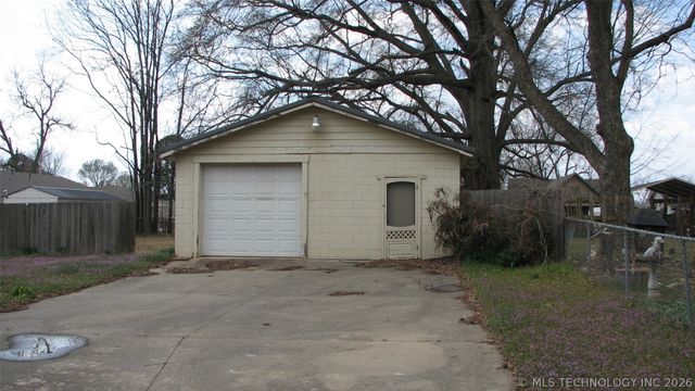 328 S Fairland Avenue, Coweta, OK 74429