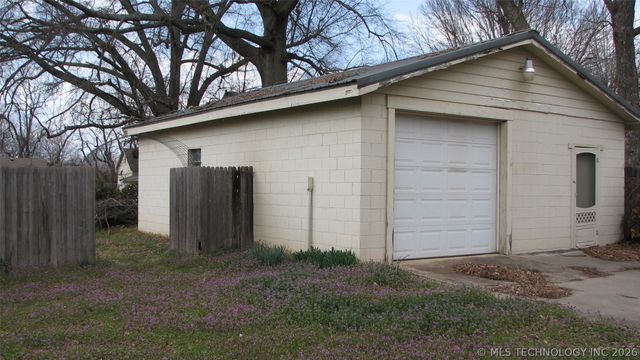 328 S Fairland Avenue, Coweta, OK 74429