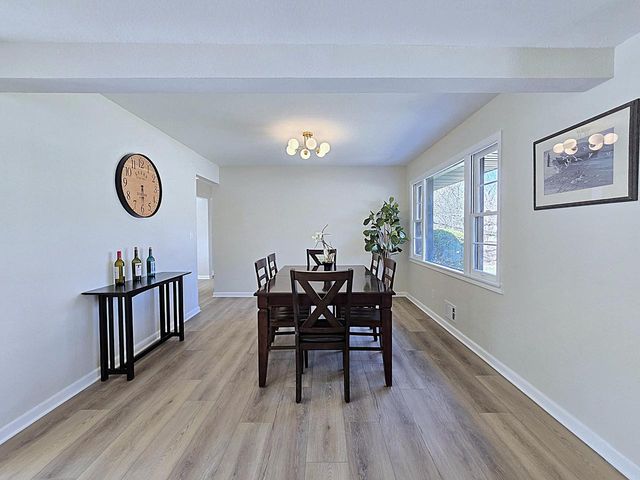 519 W Montclaire AVENUE, Glendale, WI 53217
