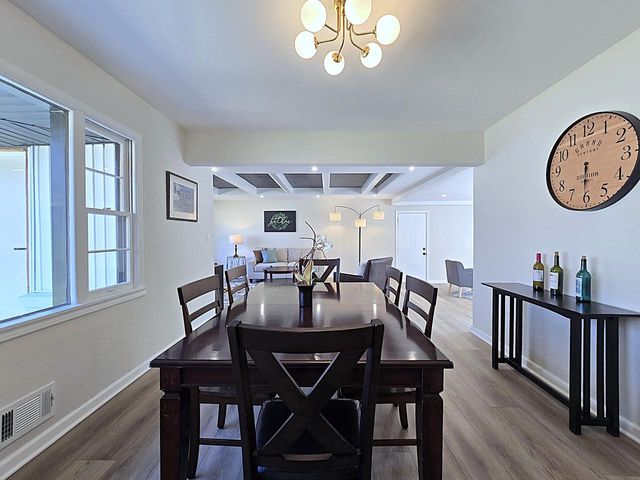 519 W Montclaire AVENUE, Glendale, WI 53217