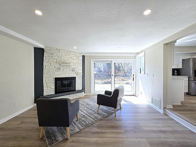 519 W Montclaire AVENUE, Glendale, WI 53217