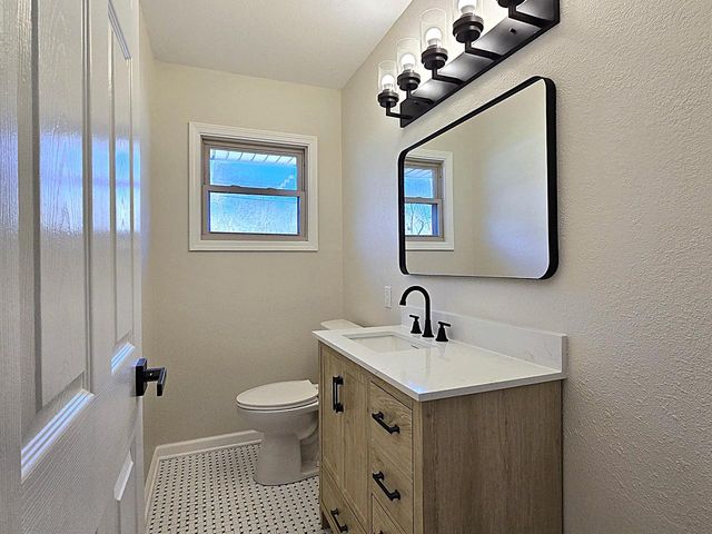 519 W Montclaire AVENUE, Glendale, WI 53217