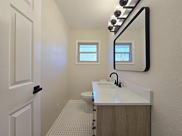 519 W Montclaire AVENUE, Glendale, WI 53217