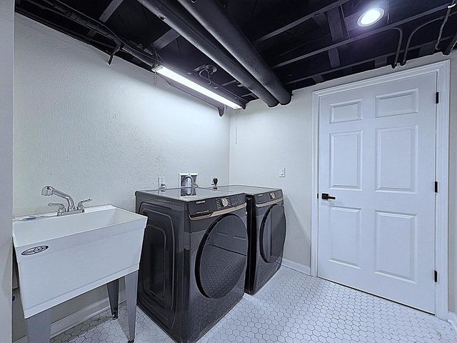 519 W Montclaire AVENUE, Glendale, WI 53217