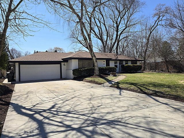 519 W Montclaire AVENUE, Glendale, WI 53217