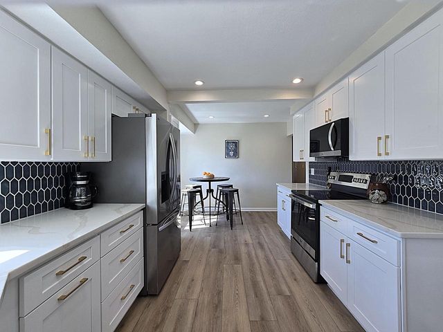 519 W Montclaire AVENUE, Glendale, WI 53217