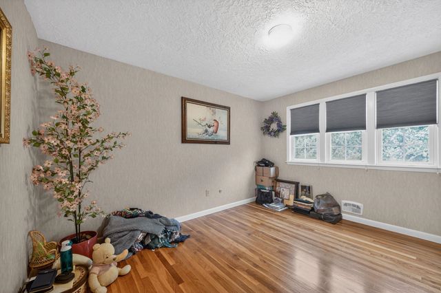 75 North Acres Road, Manchester, NH 03104