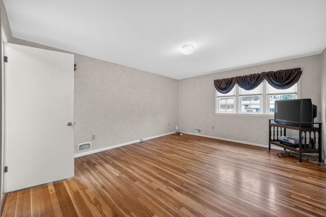 75 North Acres Road, Manchester, NH 03104