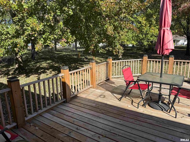 1108 HAWTHORN Road, Salem, IL 62881