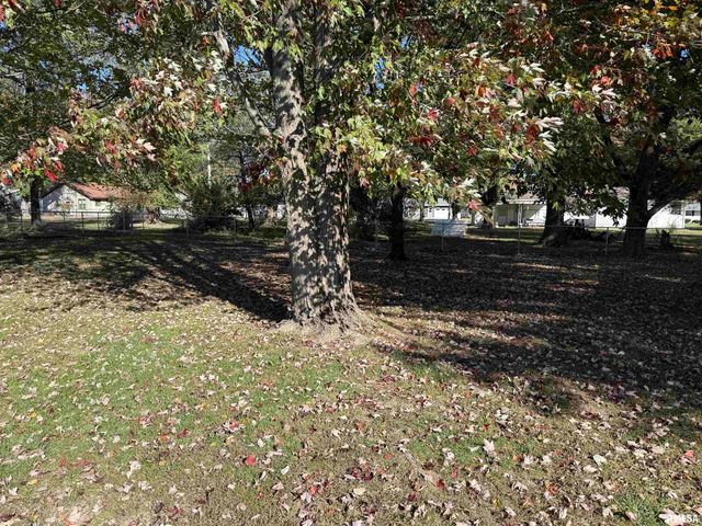 1108 HAWTHORN Road, Salem, IL 62881