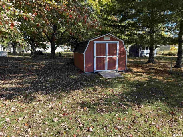 1108 HAWTHORN Road, Salem, IL 62881