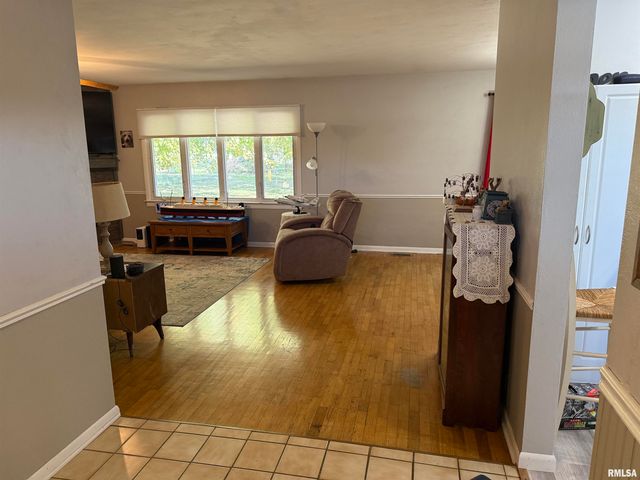 1108 HAWTHORN Road, Salem, IL 62881